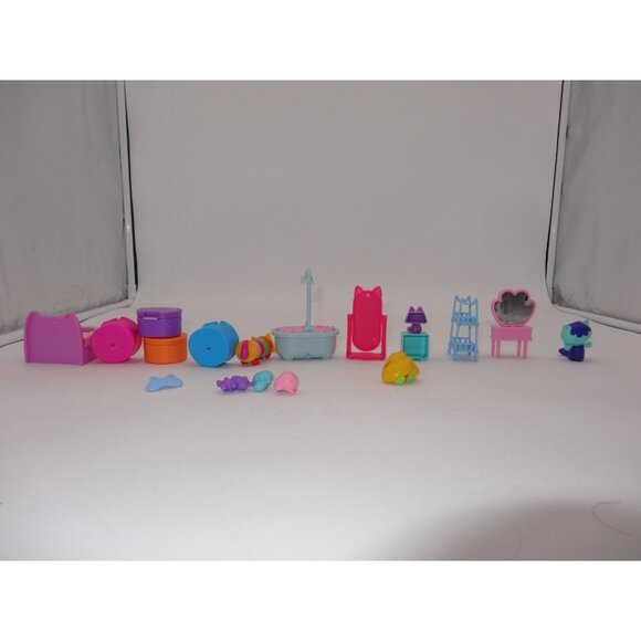 Gabby's Dollhouse Sweet Dreams Bedroom Playset and Primp and Pamper Bathroom - Picture 16 of 16